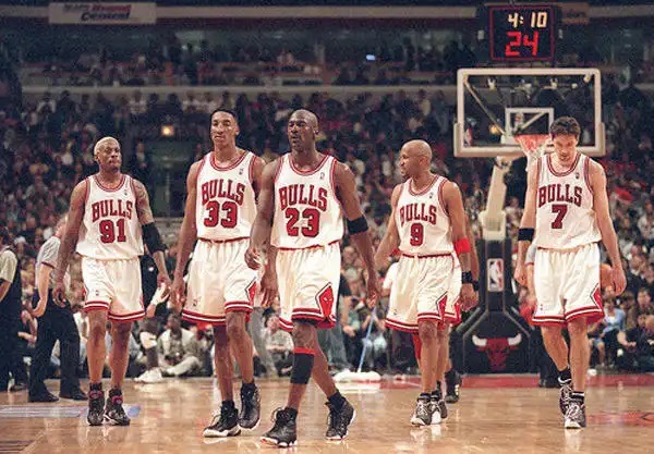 The 1996 Chicago Bulls walking together on court